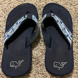 Vineyard vines youth flip flops size 4